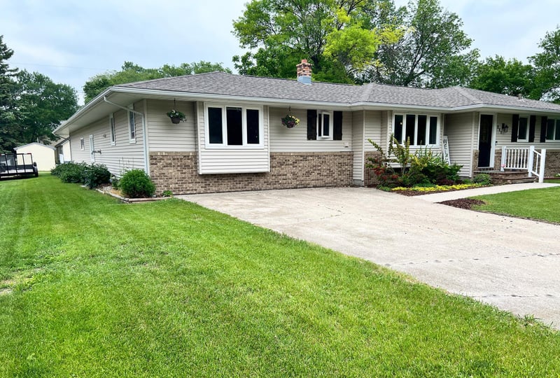 211 5th St NE, Barnesville, MN 56514
