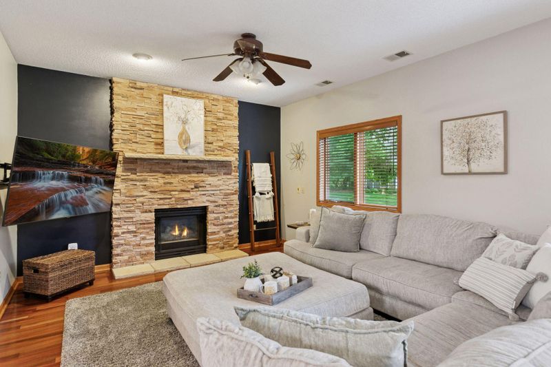 989 Coneflower Ct, Eagan, MN 55123