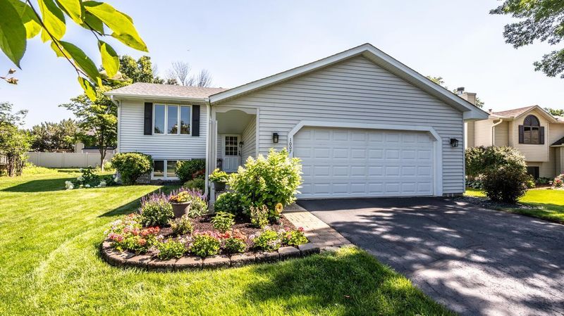 1007 Savannah Rd, Eagan, MN 55123