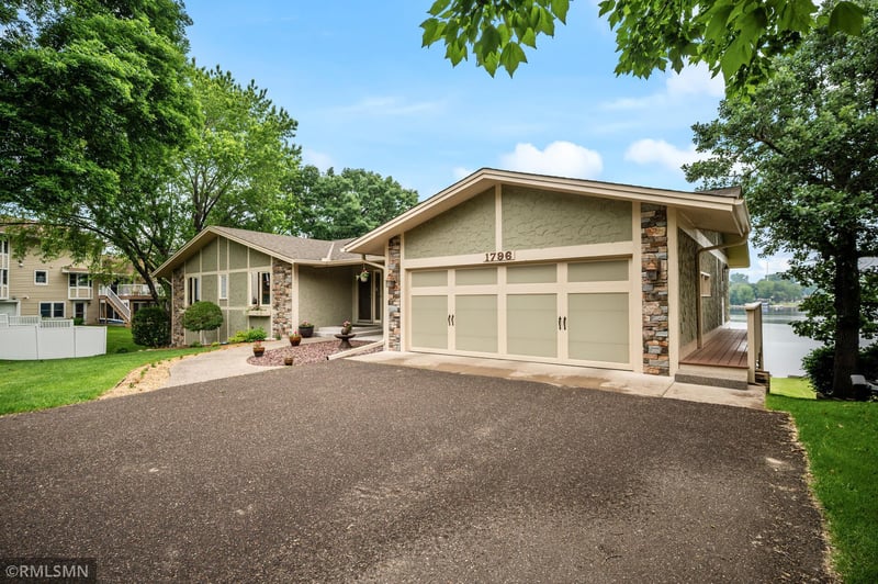 1796 19th Ter NW, New Brighton, MN 55112