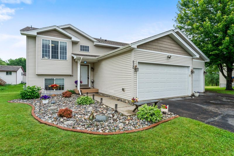 920 Lincoln Ct S, Cambridge, MN 55008