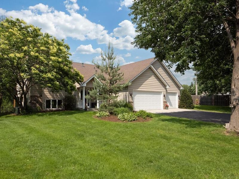 1816 Commonwealth Dr, Burnsville, MN 55337