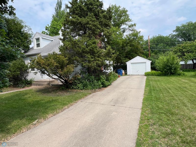 1410 4th St S, Moorhead, MN 56560