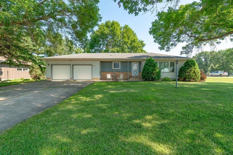 11 Mill Ave, Minnesota Lake, MN 56068