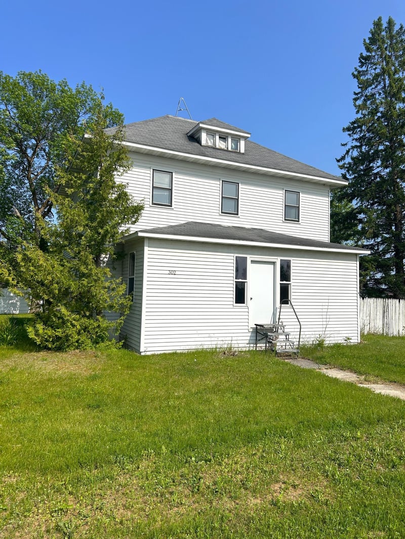 302 State Ave S, Warroad, MN 56763
