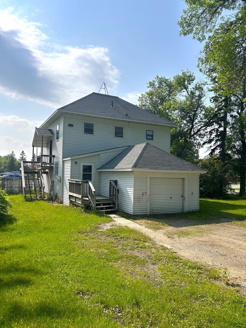 302 State Ave S, Warroad, MN 56763