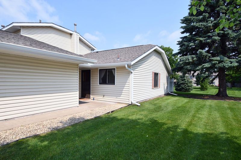 553 Pleasure Creek Dr, Blaine, MN 55434