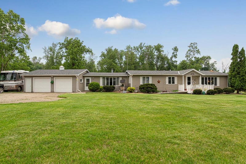 18221 Roberds Lake Blvd, Faribault, MN 55021