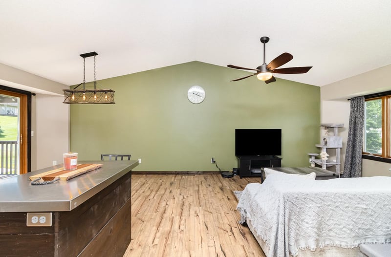 204 Sidney St E, Morristown, MN 55052