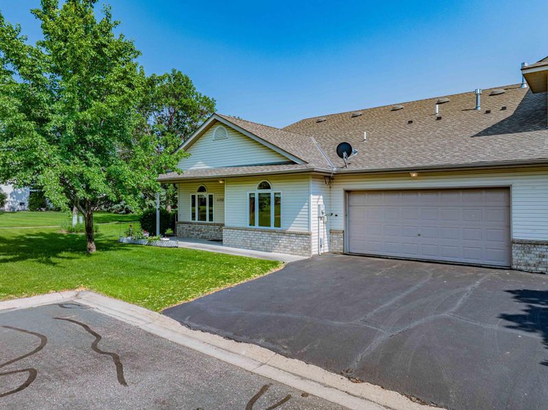 1152 Crystal Pl W, Chaska, MN 55318