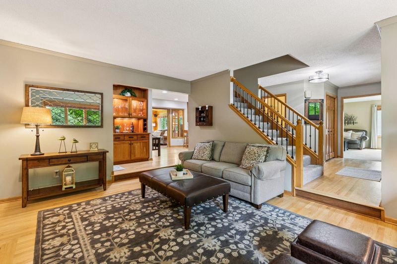 13760 Duluth Dr, Apple Valley, MN 55124