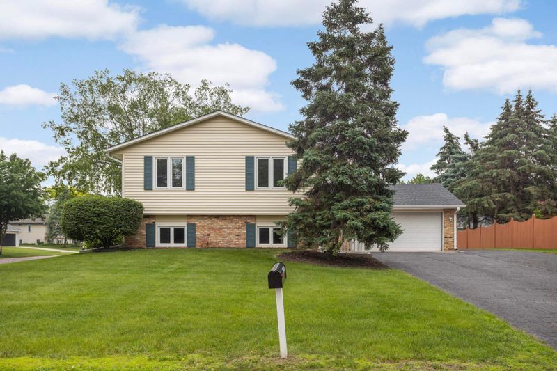 15704 Henna Ct, Apple Valley, MN 55124