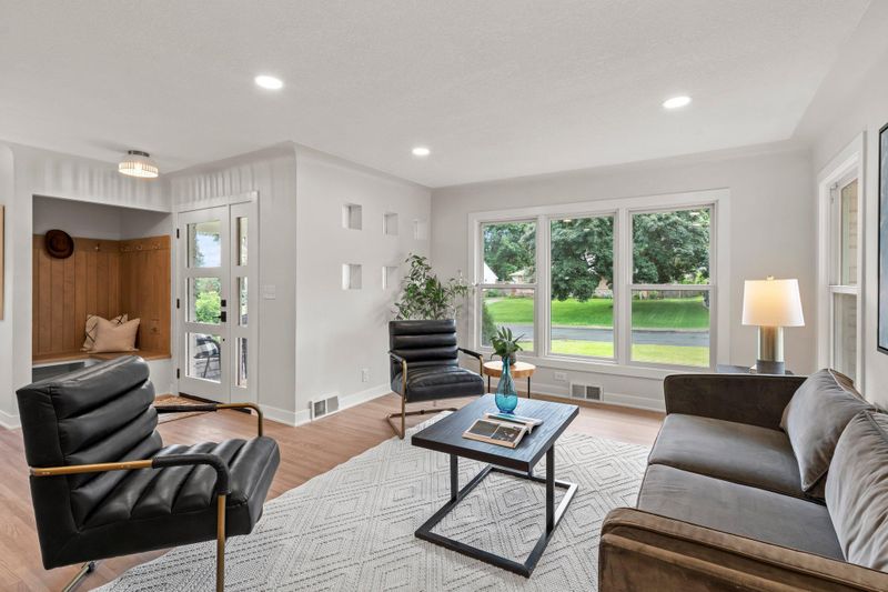 5020 Richmond Dr, Edina, MN 55436