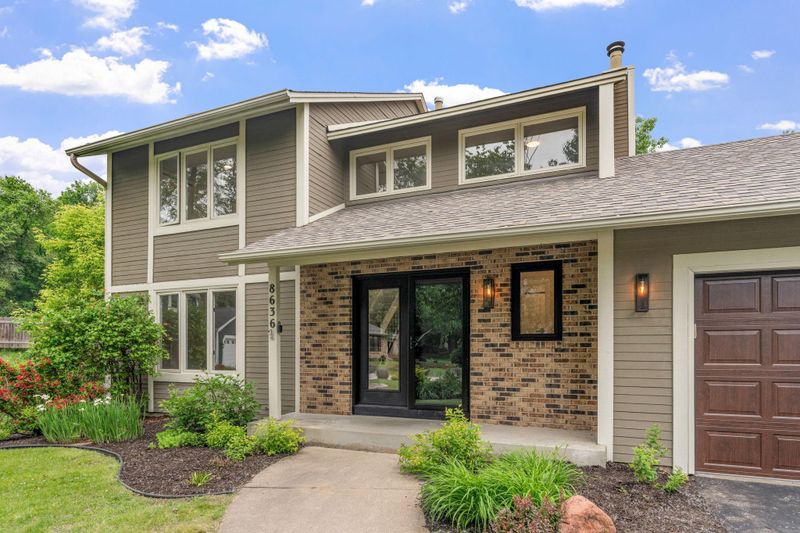 8636 Wood Cliff Cir S, Bloomington, MN 55438