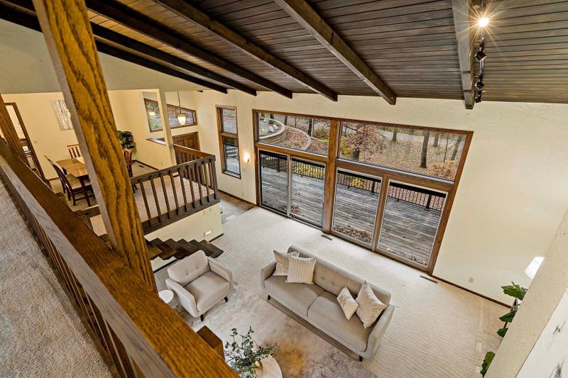 1 Sparrow Ln, North Oaks, MN 55127