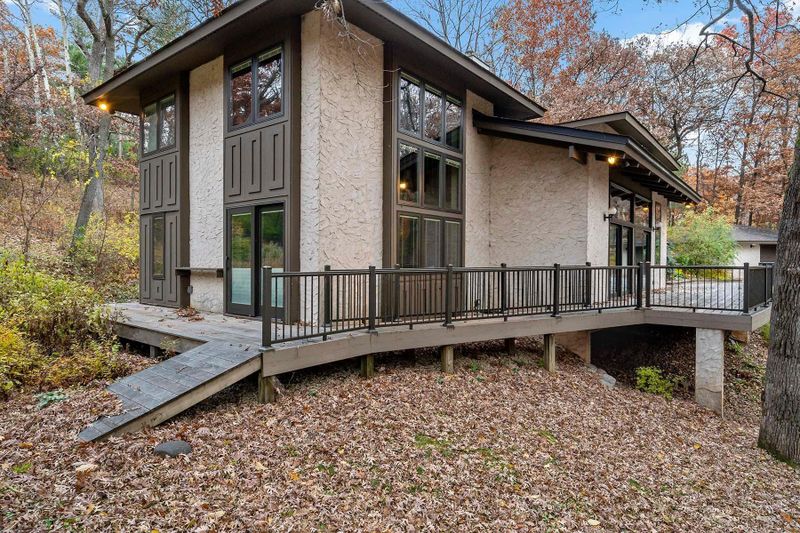 1 Sparrow Ln, North Oaks, MN 55127
