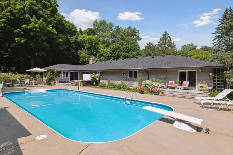 28125 Boulder Cir, Shorewood, MN 55331