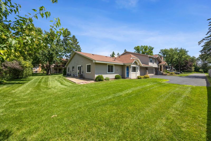 5641 Chatsworth St N, Shoreview, MN 55126