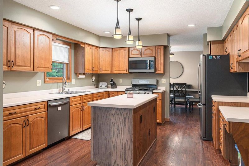 1530 Valley Ln, La Crescent, MN 55947
