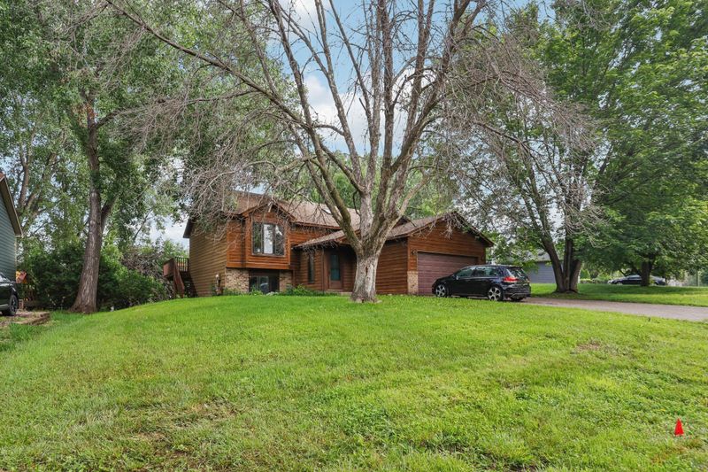 1360 Granite Ln N, Oakdale, MN 55128