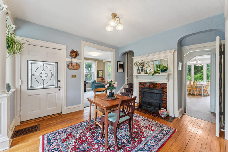2145 Knapp St, Saint Paul, MN 55108