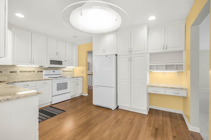 8425 Rice Lake Rd, Maple Grove, MN 55369