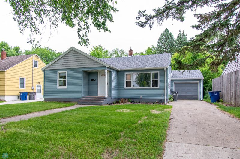 634 11th St N, Moorhead, MN 56560
