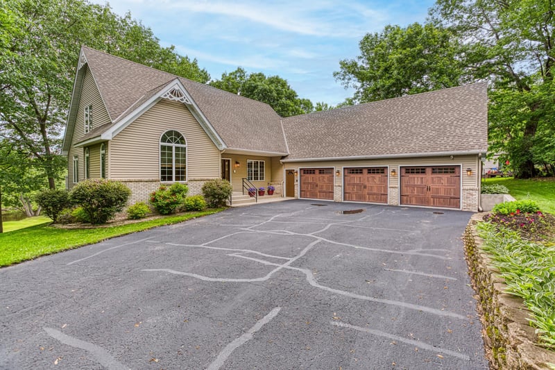 410 6th St NW, Milaca, MN 56353