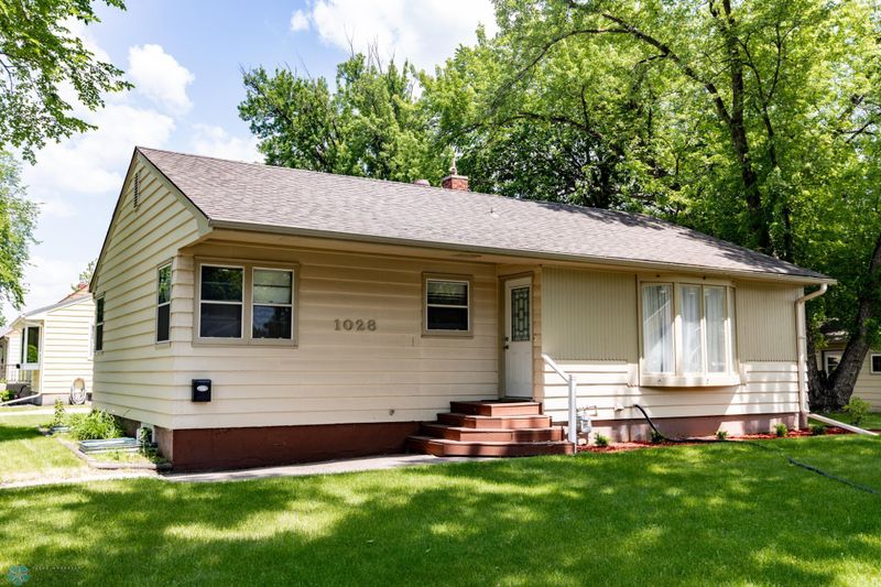 1028 11th Ave N, Moorhead, MN 56560