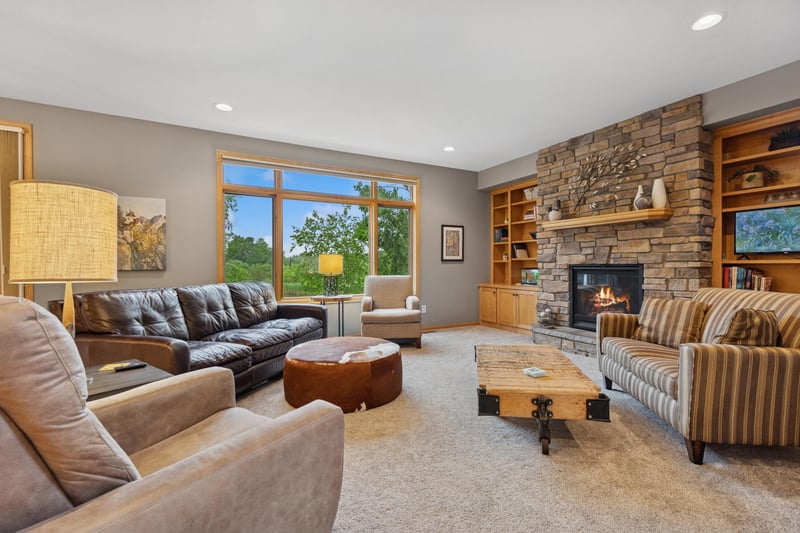 6233 W Shadow Lake Dr, Circle Pines, MN 55014