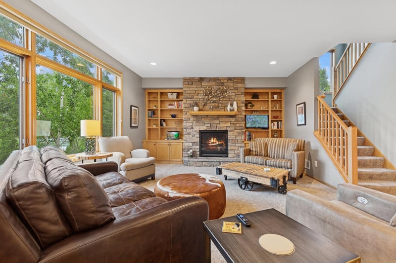 6233 W Shadow Lake Dr, Circle Pines, MN 55014