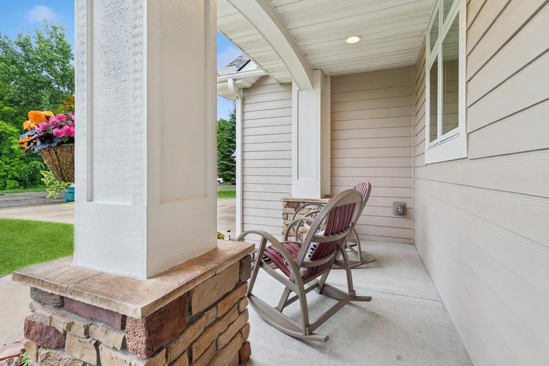 6233 W Shadow Lake Dr, Circle Pines, MN 55014