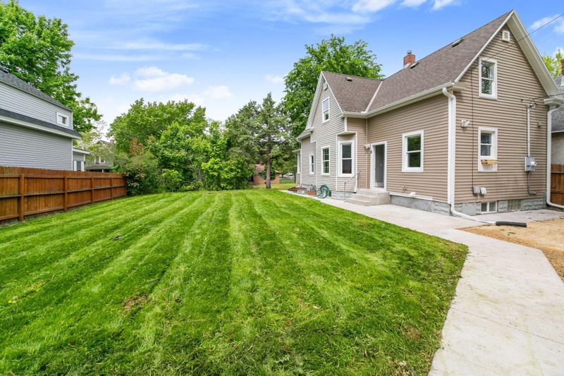 926 Earl St, Saint Paul, MN 55106