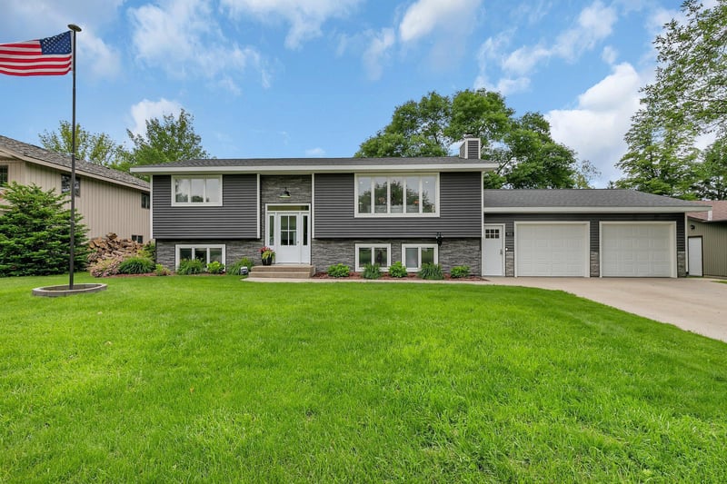 915 4th St NW, Clara City, MN 56222