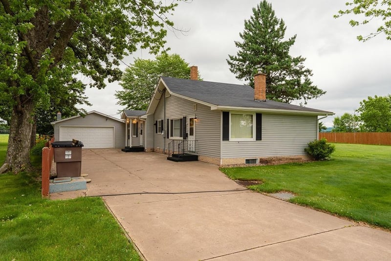 N6098 County Rd N, Arkansaw, WI 54721