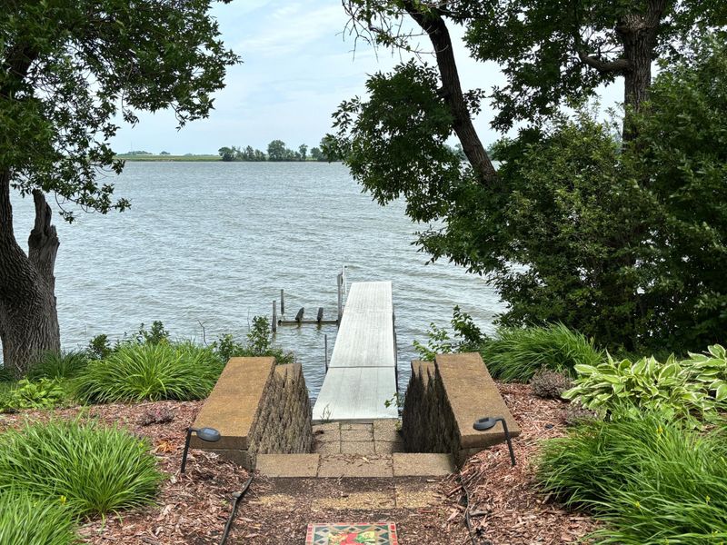 9 W Clear Lake Dr, Ceylon, MN 56121