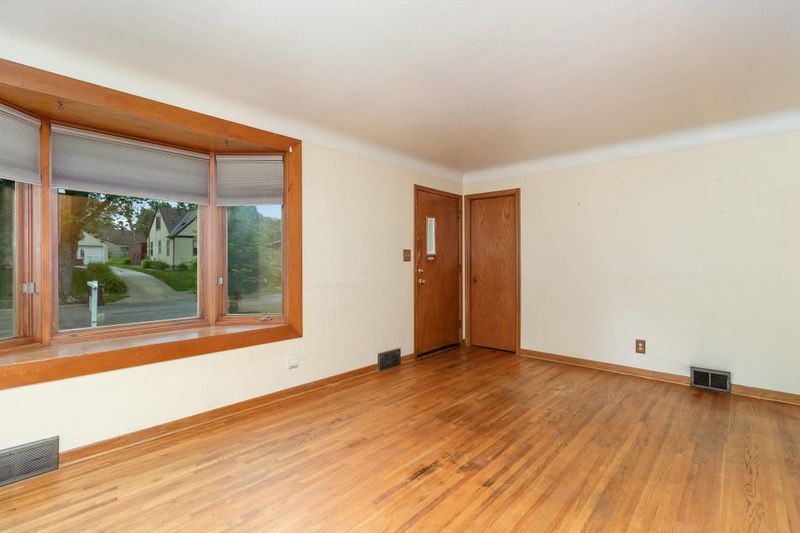 1121 Kennard St, Saint Paul, MN 55106