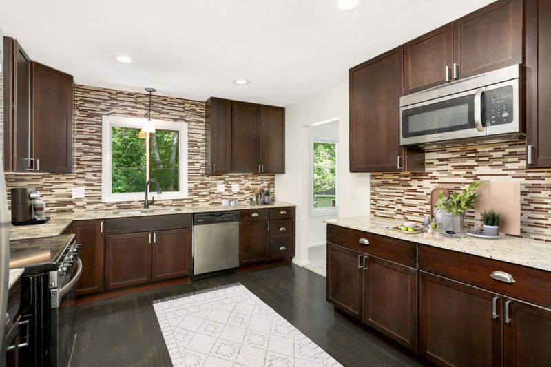10700 27th Ave S, Burnsville, MN 55337