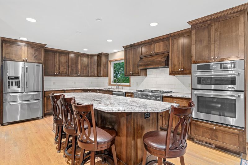 16450 S Manor Rd, Eden Prairie, MN 55346