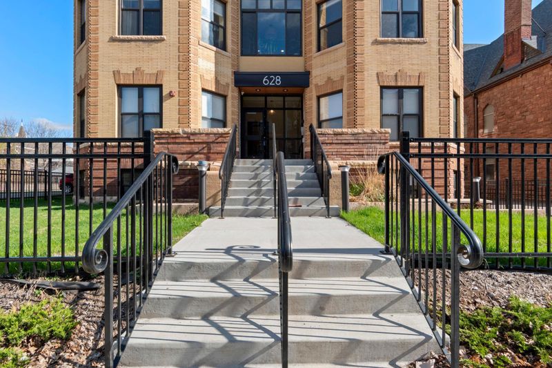 628 E Franklin Ave #100, Minneapolis, MN 55404