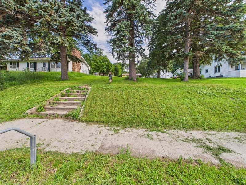 206 E 7th St, Starbuck, MN 56381