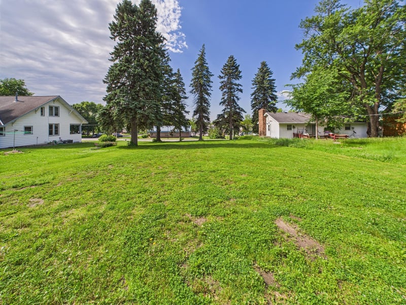 206 E 7th St, Starbuck, MN 56381