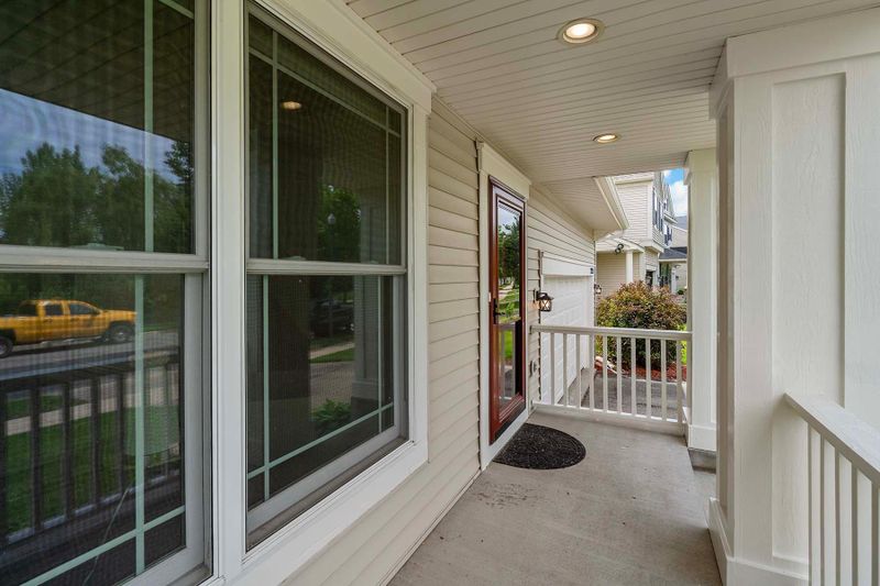 2255 Clover Field Dr, Chaska, MN 55318