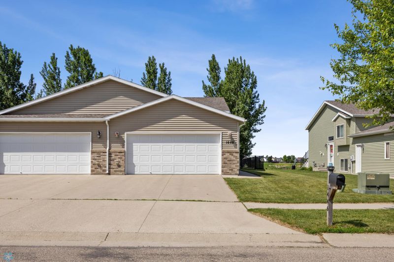 1446 45th Ave S, Moorhead, MN 56560