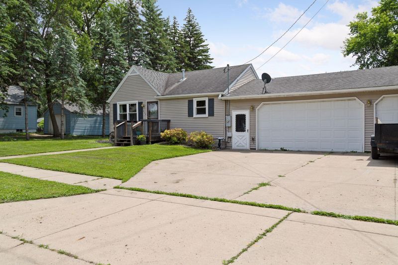 415 E Washington St, Le Center, MN 56057