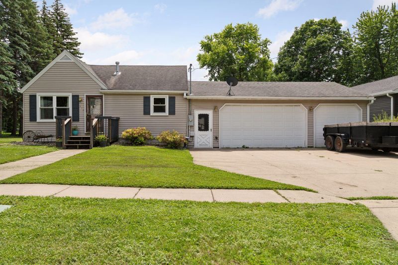 415 E Washington St, Le Center, MN 56057