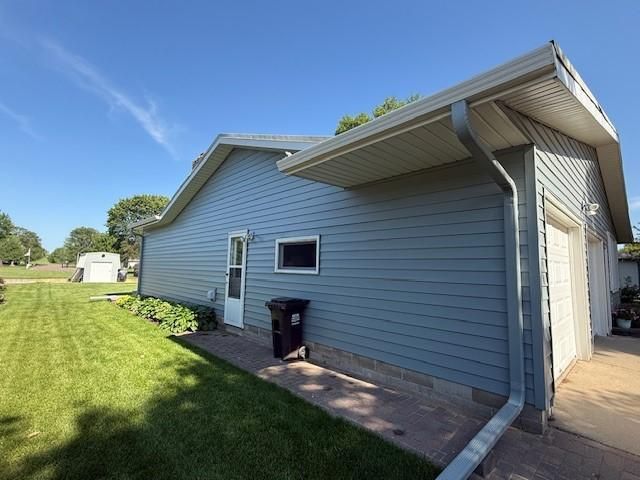 2411 Douglas St, Windom, MN 56101