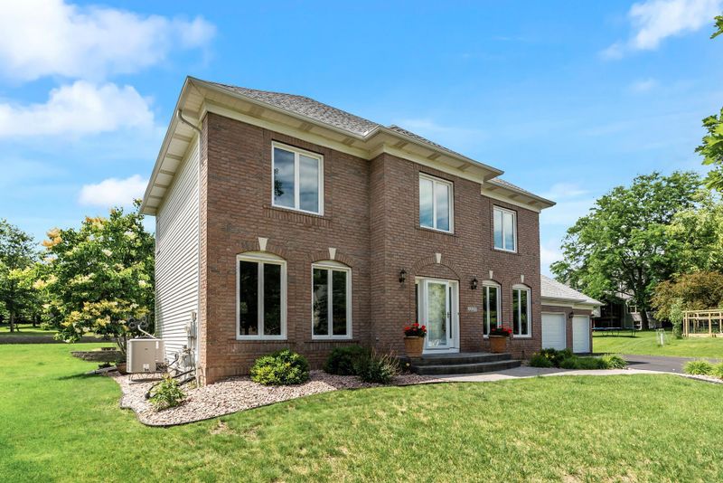 2227 Stone Creek Ln E, Chanhassen, MN 55317