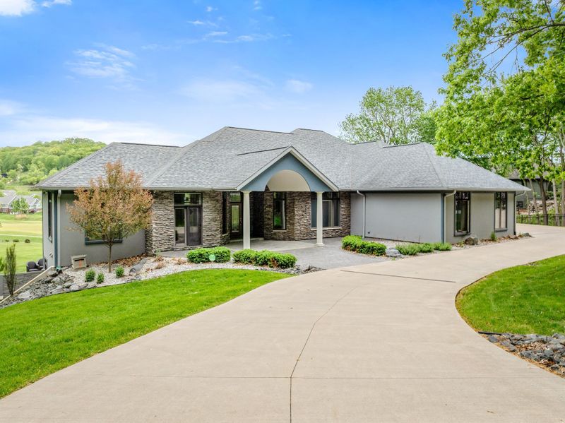 446 Country Club Ln, Onalaska, WI 54650