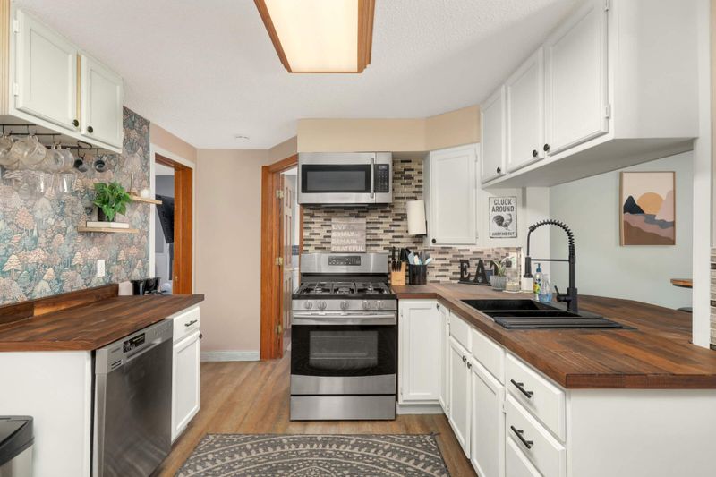 1104 5th St E, Saint Paul, MN 55106